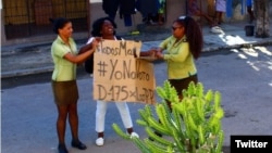 Agentes de la Seguridad del Estado arrestan a la líder de las Damas de Blanco, Berta Soler, durante el 175 domingo represivo en La Habana. (Foto: Angel Moya)