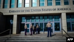 Marines de EEUU en las afueras de la Embajada de EEUU en La Habana.