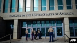 Marines de EEUU en las afueras de la Embajada de EEUU en La Habana. (Archivo)