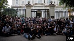 Artistas cubanos frente al Ministerio de Cultura en una protesta el 27 de noviembre de 2020. YAMIL LAGE / AFP