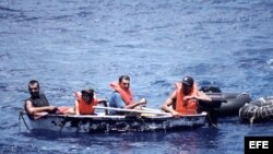 Foto de archivo de un grupo de inmigrantes cubanos en un bote. 