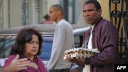 Un hombre vende huevos en una calle de La Habana. (Archivo)