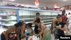 Cubanos compran pollo en un supermercado en La Habana. (Reuters/Sarah Marsh).