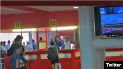 La activista cubana Lia Villares en la ventanilla del chequeo de inmigración, en el Aeropuerto Internacional José Martí, de La Habana. (Archivo)