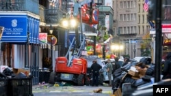 Investigadores policiales rodean un camión blanco que se estrelló contra un elevador de trabajo en el Barrio Francés de Nueva Orleans, Luisiana, el 1 de enero de 2025. (AFP/Matthew Hinton).