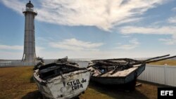 ARCHIVO. Botes cubanos exhibidos cerca a un faro en la Base Naval de Estados Unidos en la Bahía de Guantánamo.