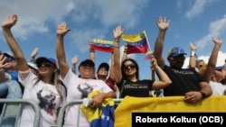 Manifestantes venezolanos en la ciudad de Doral, aledaña a Miami, en febrero de 2019 (Imagen de Roberto Koltún).