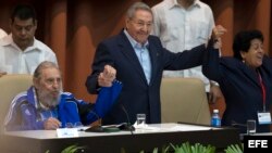 Raúl Castro toma de la mano a su hermano Fidel durante la clausura del VII Congreso del Partido Comunista de Cuba.