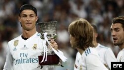 Ronaldo Cristiano con la Supercopa de España. 