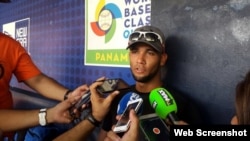 Lourdes Gurriel Jr. responde las preguntas de los periodistas. Foto tomada del twitter del reportero de MLB, Jesse Sánchez.