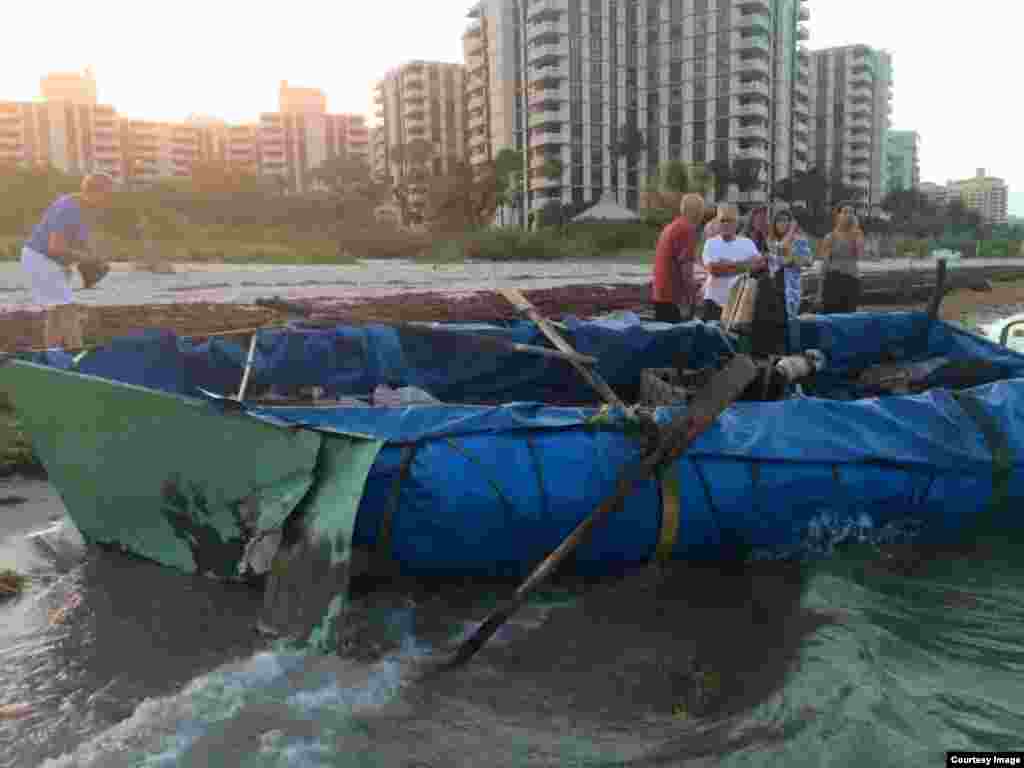 Los cubanos arriesgan sus vidas en camino a EEUU, asegura The Guardian.