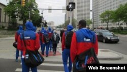 Jugadores de la selección masculina de voleibol de Cuba caminan por las calles de Detroit, Michigan.