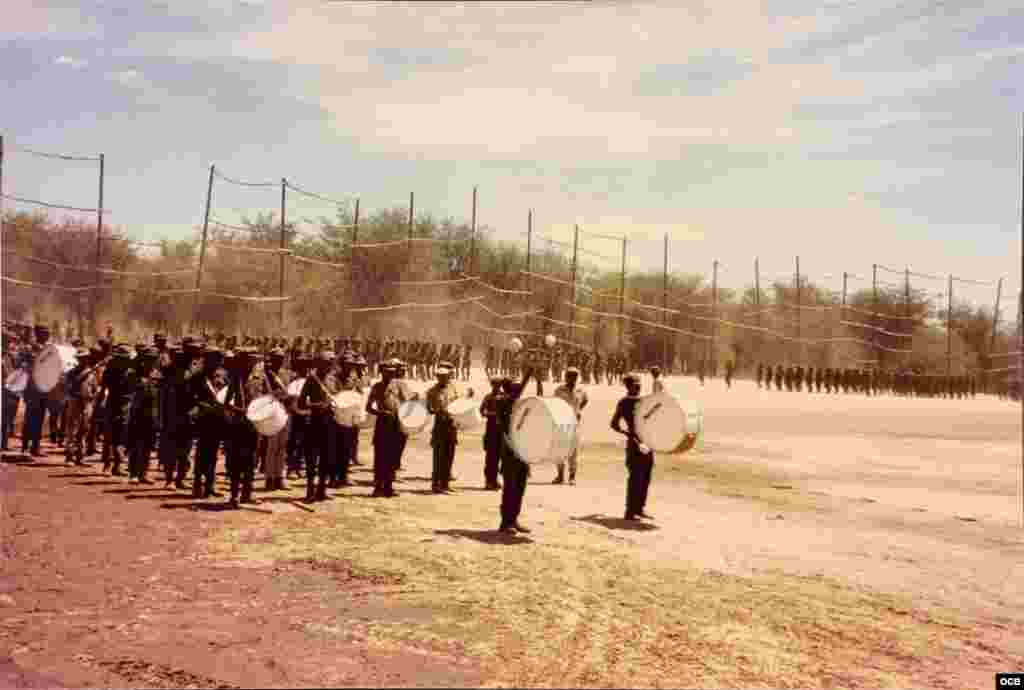 La banda militar de UNITA encabeza la parada militar.