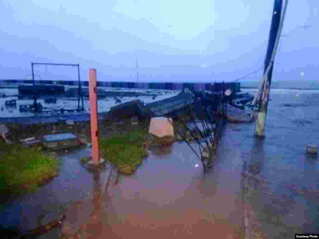 Zona afectada por las penetraciones del mar en el Malecón de Baracoa. Foto tomada del Facebook de Radio Baracoa.