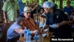 Díaz Canel y su esposa Lis Cuesta "degustando algunas tapas" en el Mercado de la Tierra. (Foto: Cubapaladar)