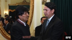 El presidente de Bolivia, Evo Morales, saluda al nuevo titular de la estatal boliviana YPFB, Oscar Barriga Arteaga.