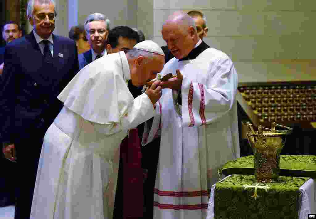 El papa Francisco besa un crucifijo durante una misa en la Catedral de San Patricio en Nueva York.