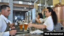 Interior de la cervecería Factoría Plaza Vieja. 