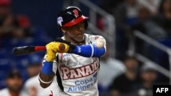 Edgard Enrique Muñoz, de Panamá, contra Puerto Rico, el 5 de febrero de 2024 en la Serie del Caribe, Miami, Florida. (Chandan Khanna / AFP).