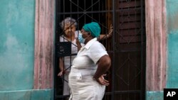 Mujeres conversan en la puerta de una vivienda en La Habana. (AP/Ramón Espinosa/Archivo)