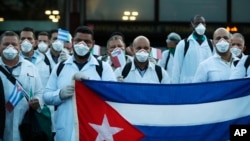 La delegación de médicos cubanos que viajó a Italia a su llegada a Milán. (AP Photo/Antonio Calanni)