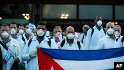 La delegación de médicos cubanos que viajó a Italia a su llegada a Milán. (AP Photo/Antonio Calanni)