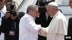 El papa Francisco se despide de Raúl Castro en el aeropuerto Antonio Maceo.