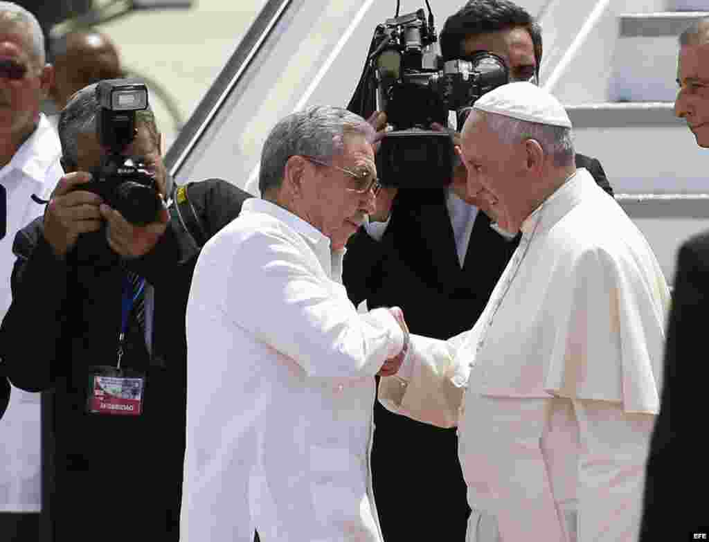 El papa Francisco (d) se despide de Raúl Castro en el aeropuerto Antonio Maceo.