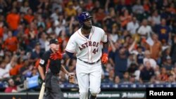 Yordan Alvarez de los Astros de Houston pegó un jonrón en segundo inning contra los Atléticos de Oakland Athletics en el Minute Maid Park. Foto Troy Taormina-USA TODAY Sports via Reuters