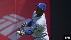 Yasiel Puig de Dodgers suelta una bola bateada por Brandon Hicks de Gigantes.