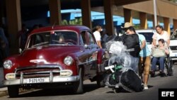 Un cubano procedente de Estados Unidos a su llegada a La Habana. Foto de archivo.