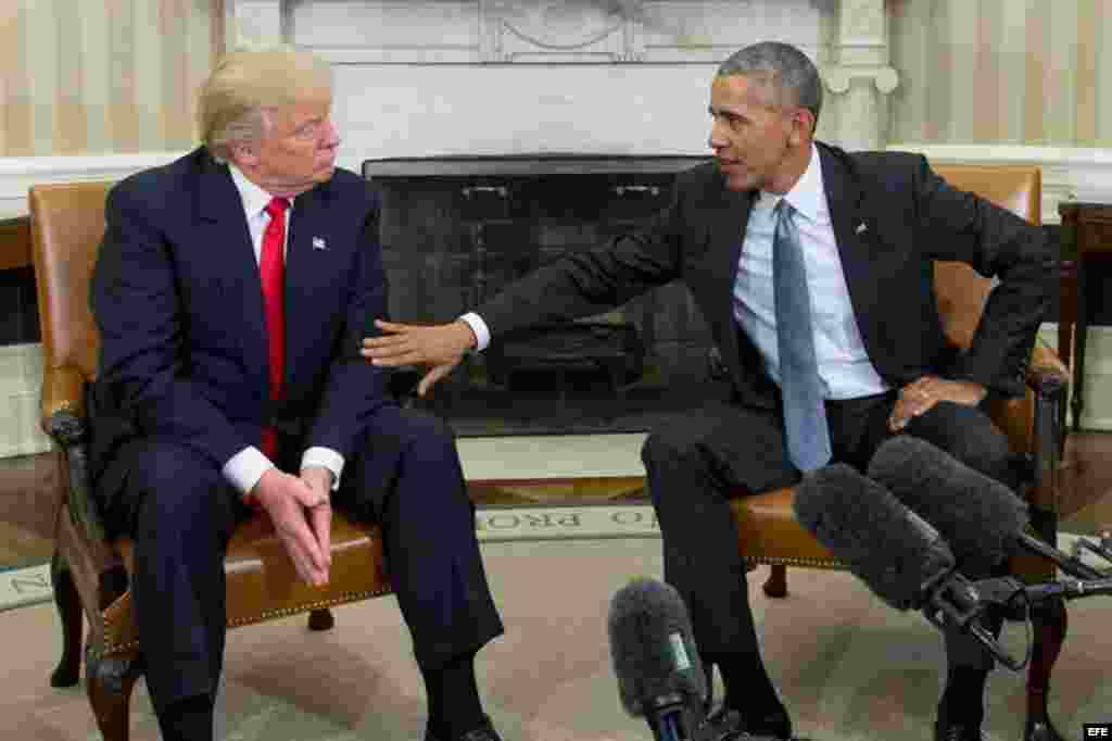 El presidente de los Estados Unidos, Barack Obama (d) junto con el presidente electo Donald Trump (i) al final de su encuentro en el despacho oval en la Casa Blanca, en Washington (Estados Unidos), hoy, 10 de noviembre de 2016. El presidente de Estados Un