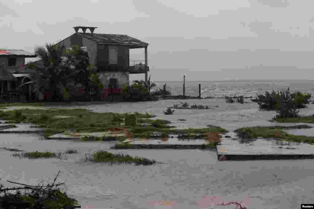 Los fuertes vientos de Helene causaron inundaciones en la zona costera de Pinar del Río.