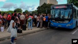 Una cola para la guagua el 11 de septiembre de 2019. AP Photo/Ismael Francisco.