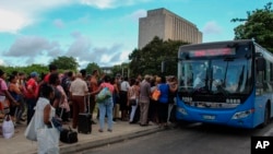 Habaneros hacen cola para la guagua. (AP/Ismael Francisco/Archivo)