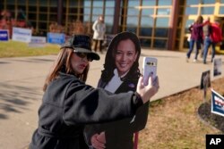 Una votante se toma un selfie con una imagen de la vicepresidenta y candidata demócrata a la presidencia, Kamala Harris, en Scranton, Pensilvania. (AP/Matt Rourke)