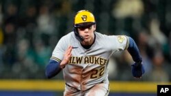 Christian Yelich, de los Cerveceros de Milwaukee, corre a la base en un partido contra Seattle Mariners, disputado el 17 de abril de 2023, en Seattle. AP Photo/Lindsey Wasson