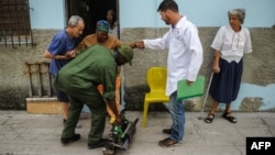 Médicos y soldados se alistan para fumigar una vivienda. Foto Archivo