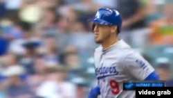 Yasmani Grandal recorre por primera vez las cuatro almohadillas en un partido donde impulsó ocho carreras.