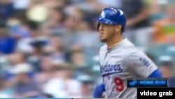 Yasmani Grandal recorre por primera vez las cuatro almohadillas en un juego donde impulsó ocho carreras.