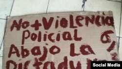 Un cartel contra la violencia policial en Cuba. (Facebook: Luis Manuel Otero Alcántara)