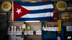 Productos en venta en una bodega cubana en 2016. (AP Photo/Ramon Espinosa).