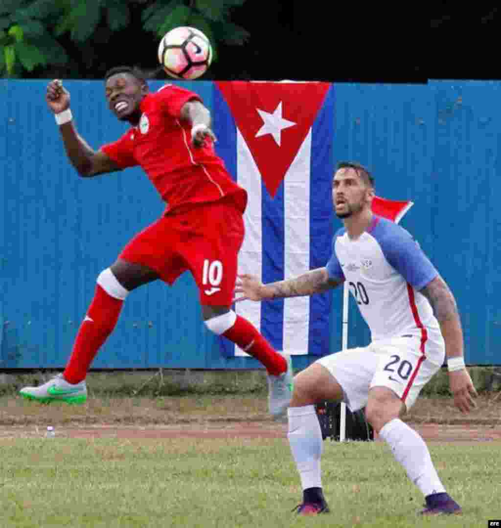 Arichel Hernández (i) de Cuba ante Geoff Cameron (d) de EE.UU., en el partido amistoso entre las selecciones de fútbol cubana y estadounidense, disputado en el Estadio Pedro Marrero, en La Habana, el 7 de octubre de 2016.