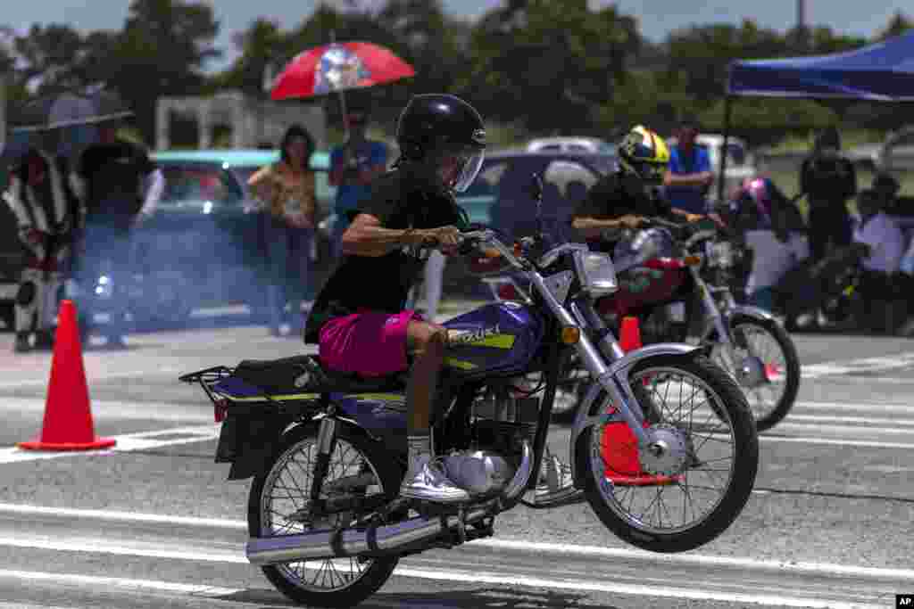 Las carreras fueron de aceleración a lo largo de 400 metros y los pilotos con sus máquinas realizaban tres pruebas en grupos de a dos, uno por cada carril