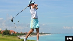 Foto de archivo. La ex corredora mexicana Ana Gabriela Guevara realiza una demostración de golf en el Varadero Golf Club.