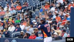 Yuli Gurriel, esperando su turno al bate con los Astros de Houston en el Parque de entrenamiento de West Palm Beach.