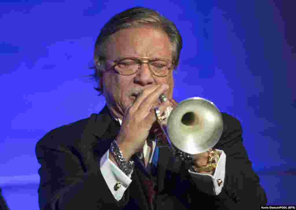 Arturo Sandoval en la cena de los ganadores de la Medalla de la Libertad