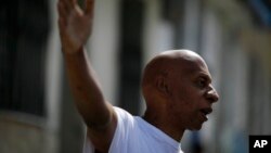 Guillermo Fariñas en las afueras de su casa en Santa Clara. Foto Archivo AP Photo/Javier Galeano