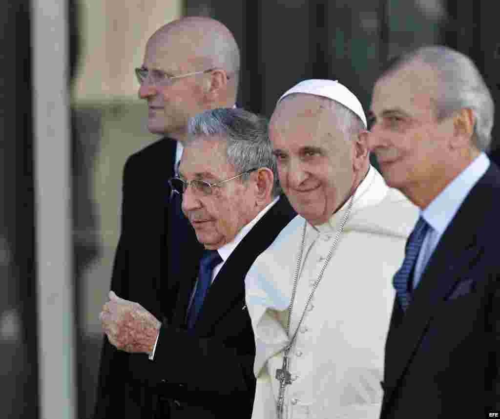 Raúl Castro despide al papa Francisco en el aeropuerto internacional José Martí de La Habana.