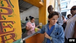 Una mujer vende bebidas como cuentapropista en un barrio de La Habana. EFE